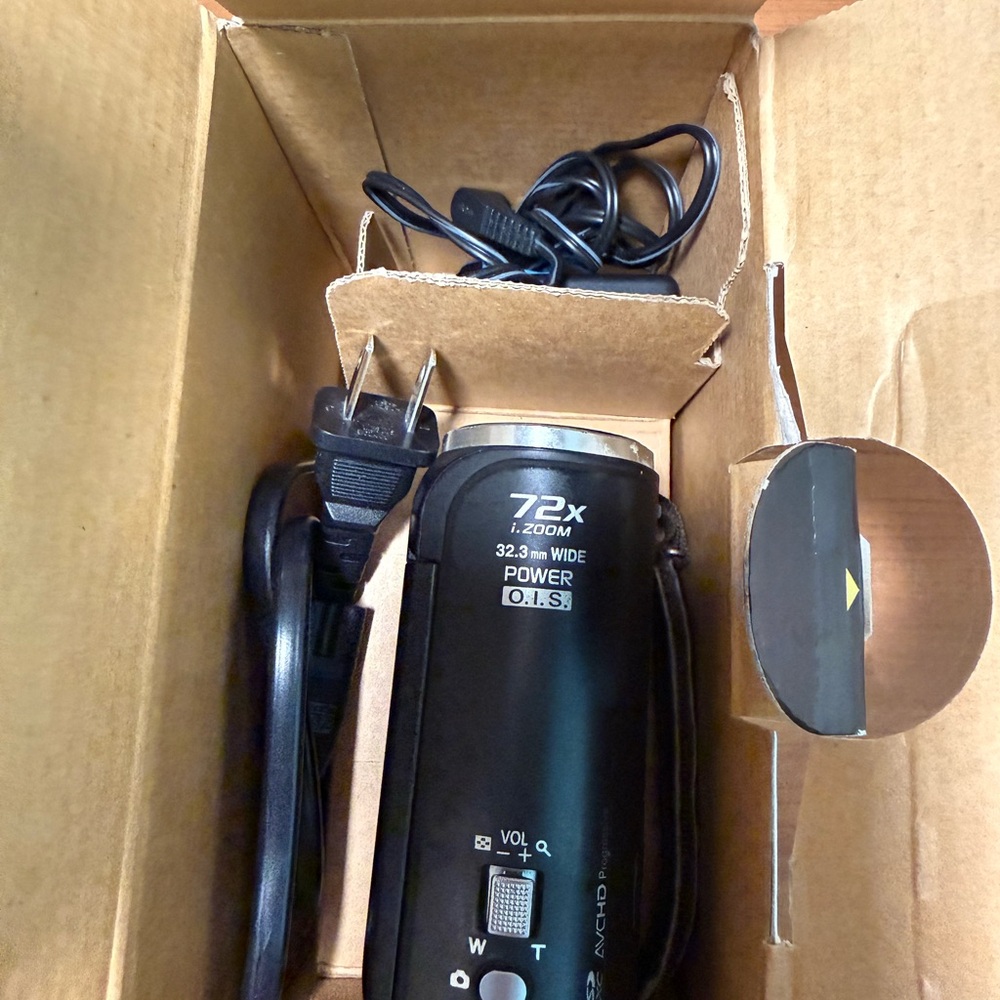 Panasonic HC-V201 Full
HD Video Camcorder
10MP 72x Zoom With Battery - Picture 13 of 14
